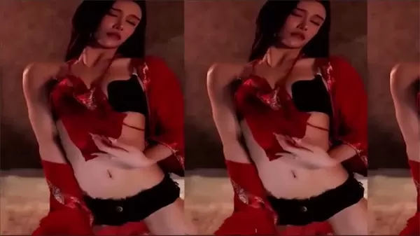 斗鱼主播艾可乐抹油巨乳诱惑：乳沟双指挑逗，脱衣舞高潮定制
