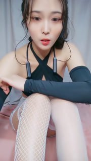 带唇钉的极品小姑娘,白丝情趣诱惑全程露脸性感的无毛白