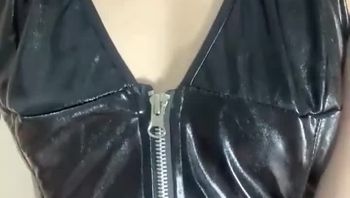 闵儿是谁?网红闵儿自拍剧情福利在哪里在线播放?这一部私人定制福利视频中,闵儿超级挑逗