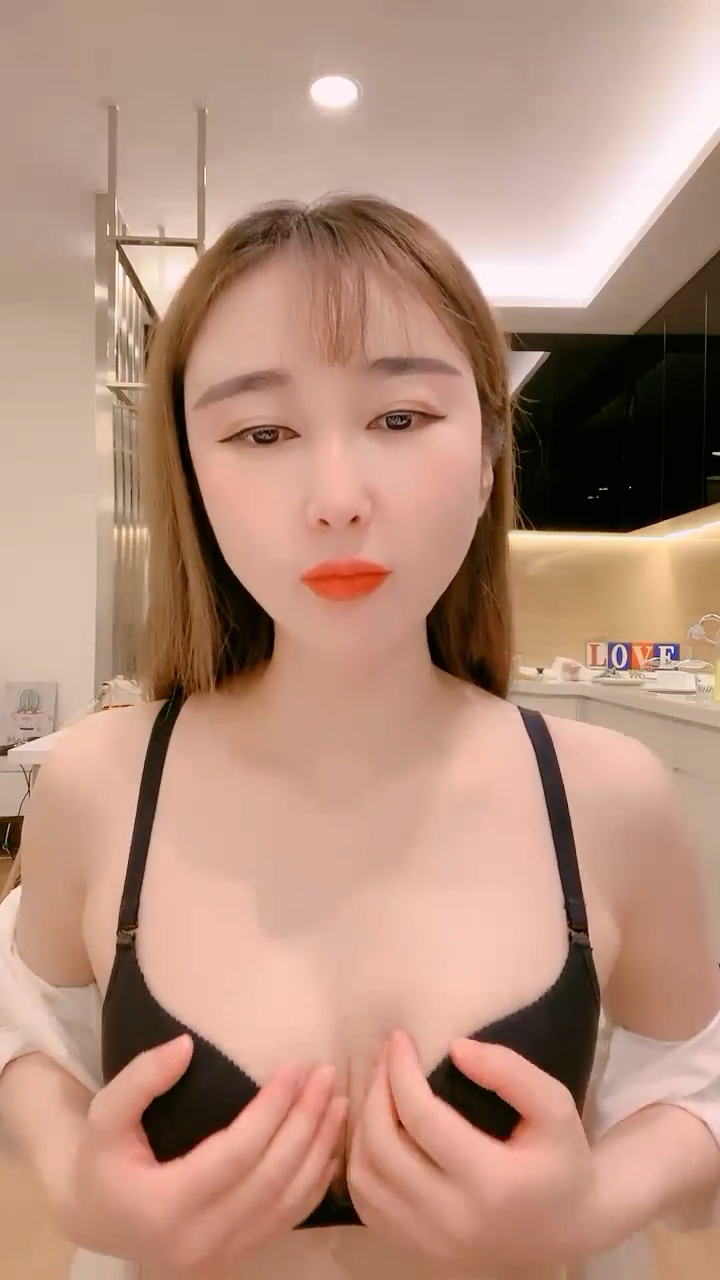 9分颜值极品美女!全身粉嫩展示身材!多毛骚穴自摸,洞口张开好像被操,翘起屁股浪叫呻吟