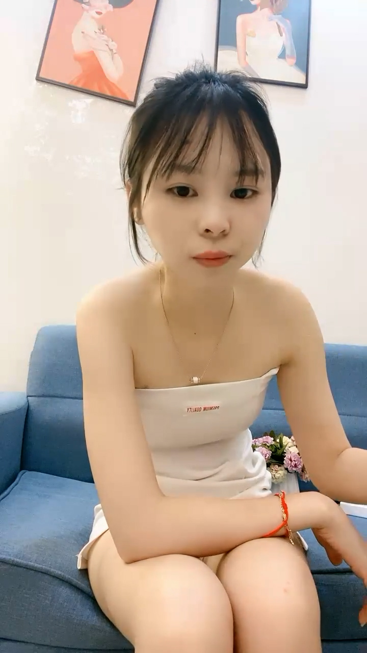 9分颜值极品美女!细腰美腿尤物!帅哥炮友酒店操逼,69互舔吃大屌,抱起来狂插,抱着美臀上下抽动