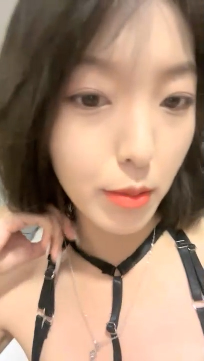 04年艺校妹妹!短发甜美颜值超顶!酒店开房自慰,情趣装贫乳,掰开多毛骚逼,手指扣弄近距离特写