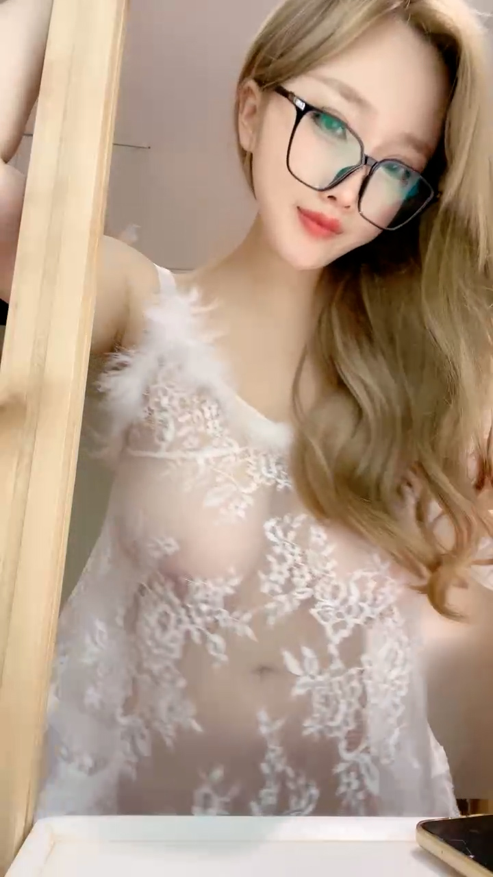 G罩杯顶级尤物女神!黑框眼镜性感睡衣!埋头吃屌一脸淫骚,主动骑乘位扭臀,两个大奶子晃动