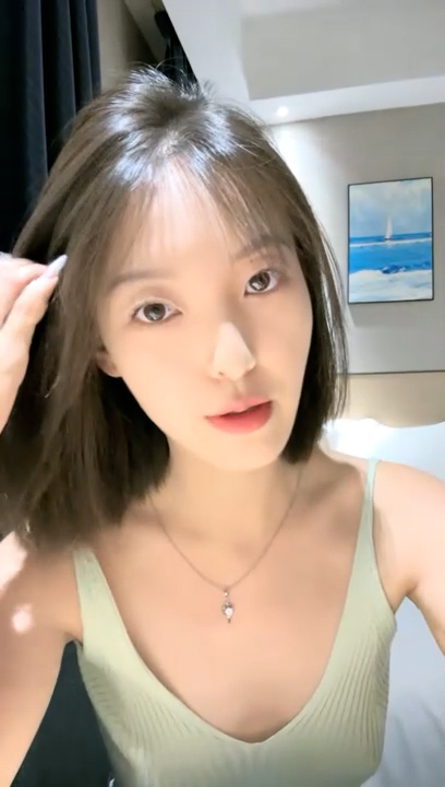 04年艺校妹妹!短发甜美颜值超顶!独自酒店诱惑,穿上情趣内衣,细腰贫乳,自摸多毛骚穴,手指扣弄