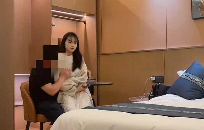 【精品猎艳】越少探花 – 18岁的越南小妹叫声非常诱人 水非常多搞的特别有感觉 差点没忍住感觉换姿势 真的爽透
