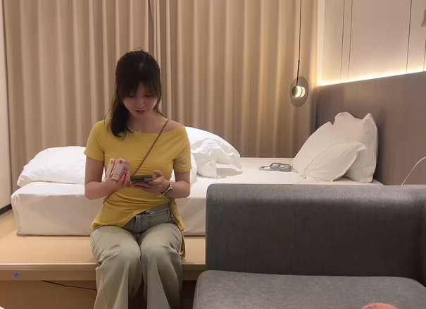 【精品猎艳】史莱姆探花 – 3000约了一个大圈妹子 穿衣显瘦脱衣有肉 各种姿势进攻她的蜜穴 脸蛋又动人真的太值了