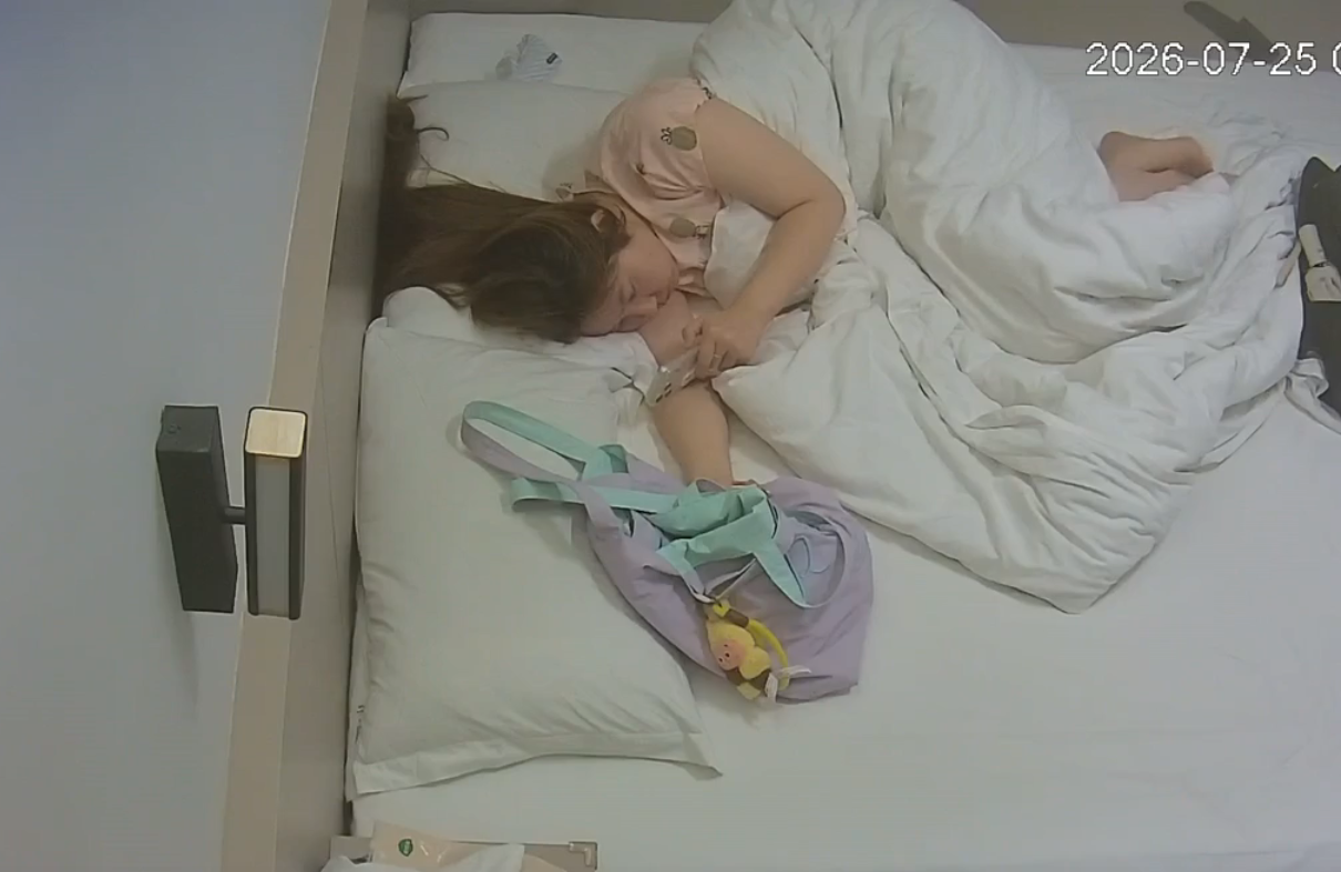 酒店偷拍7-25 极品气质小少妇第二炮 这妹子皮肤挺白 很丰满